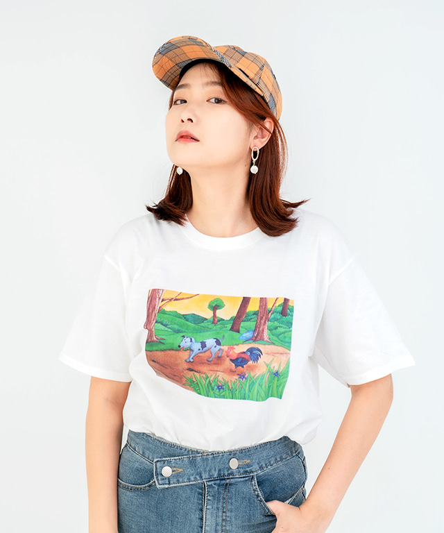 이솝우화에서 영감을 받은 개와 닭이 함께 걷는 노을빛 숲을 담은 ARTIST PRINT 아티스트프린트 티셔츠
